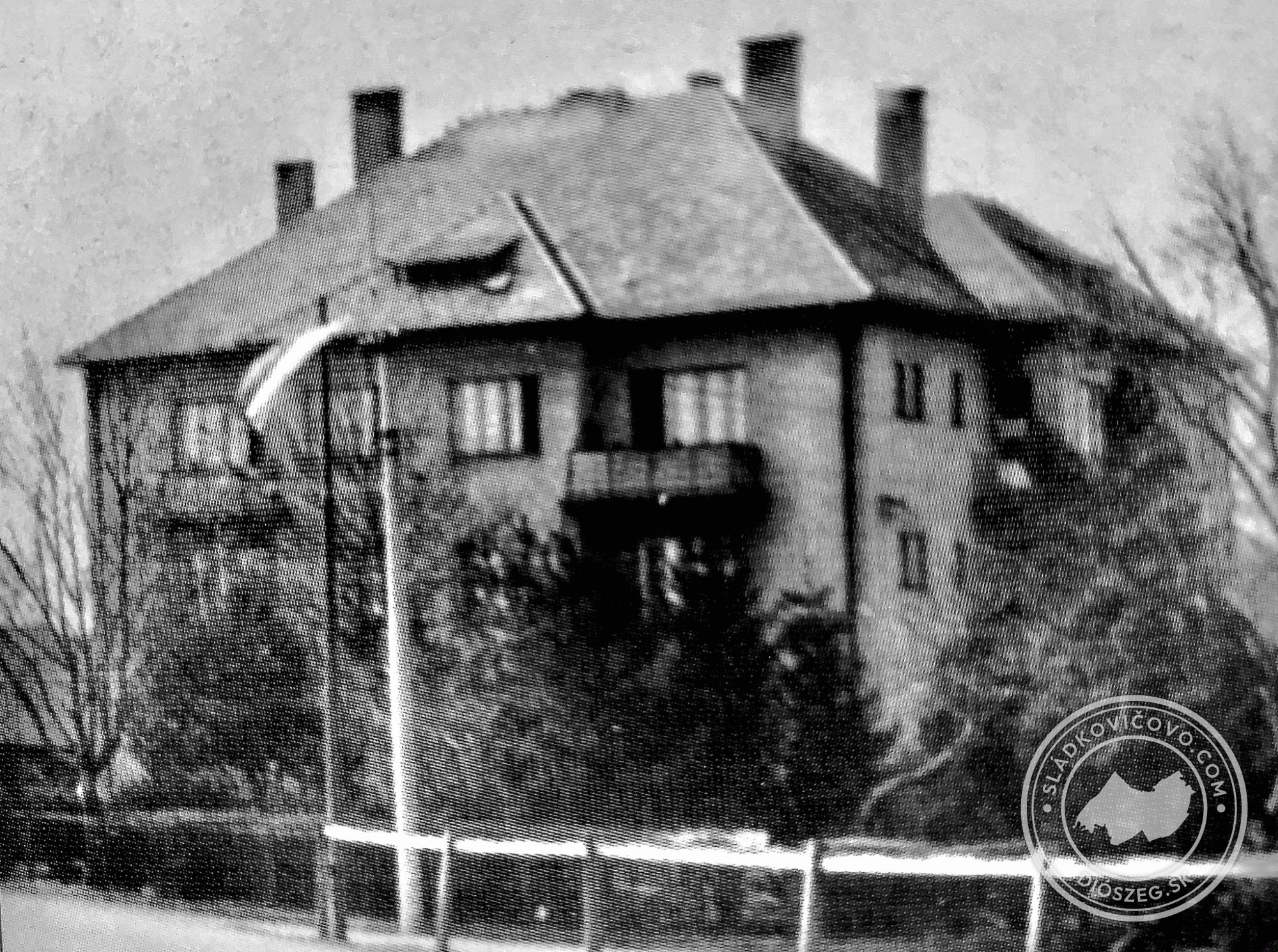 Többfunkciós épület, balra a posta, jobbra a Közbiztonság és szolgálati lakások, a 20. század 50-es éveiben.