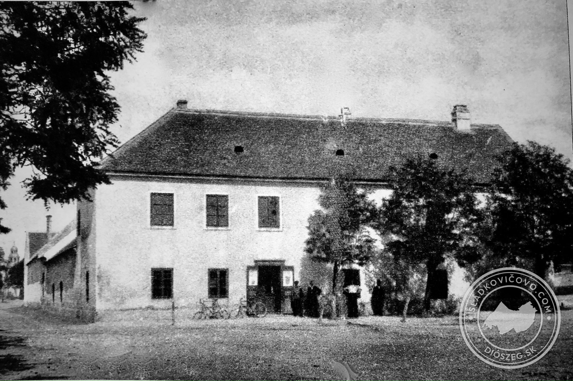 Eredetileg a klarissza rend gazdasági épülete volt, később római katolikus népiskolaként használták. /1909-ben fejeződött be az új iskolaépület építése (ma az emlékműnél)/. Átépítés és bővítés után a kultúrház része lett.