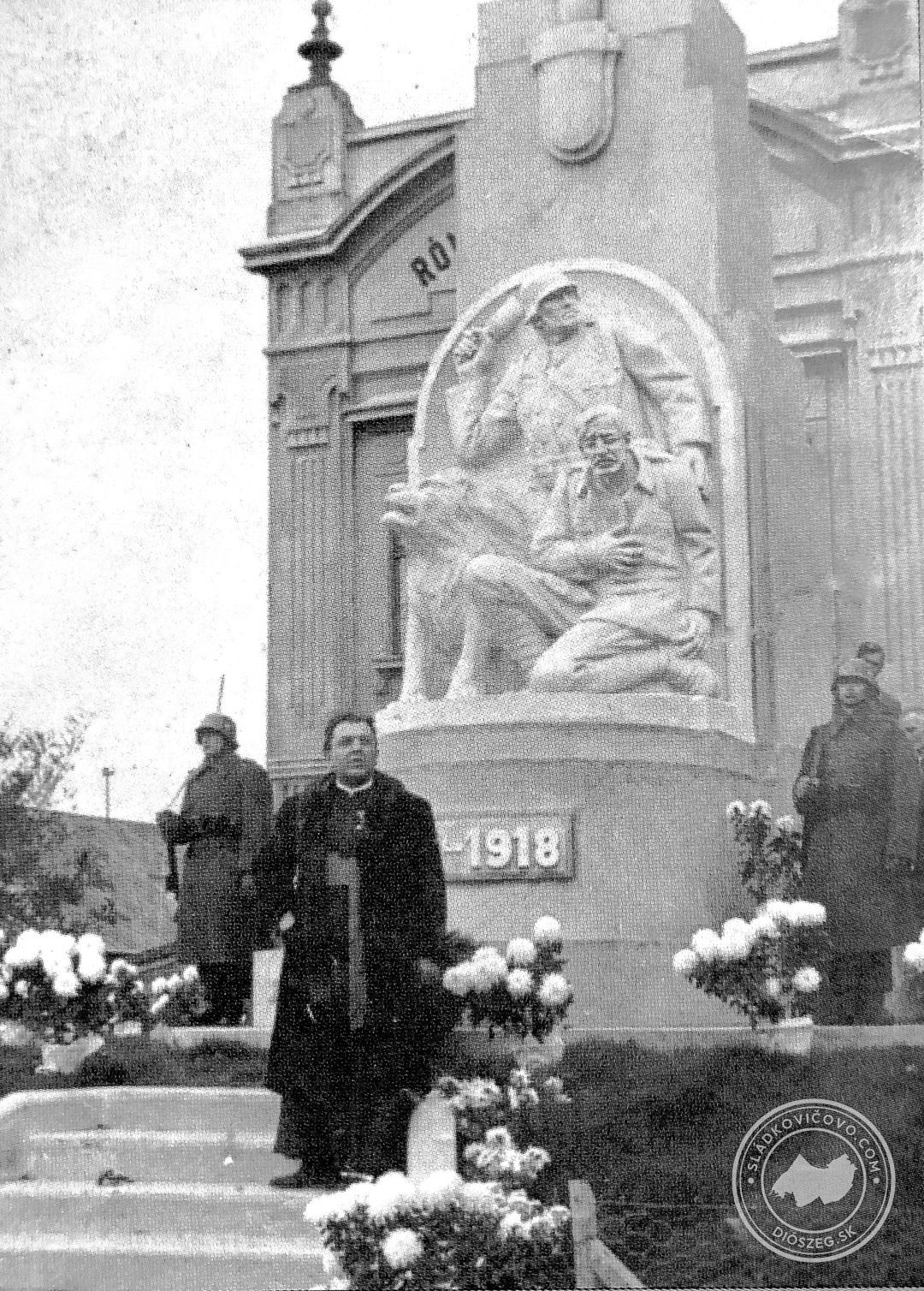 Slávnostné odhalenie a vysviacka pomníka padlým hrdinom v I. svetovej vojne v roku 1942. V strede pán farár József Lengyelfalusy.