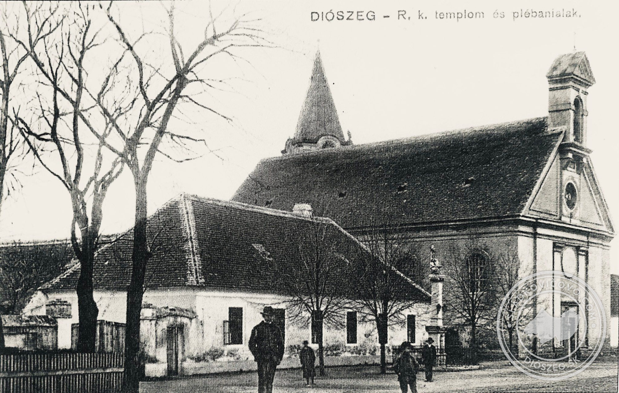 A templom a plébánia épületével valamikor a 20. század elején.