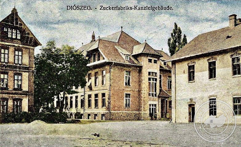 A cukorgyár első udvara 1920 körül egy színezett képeslapon.