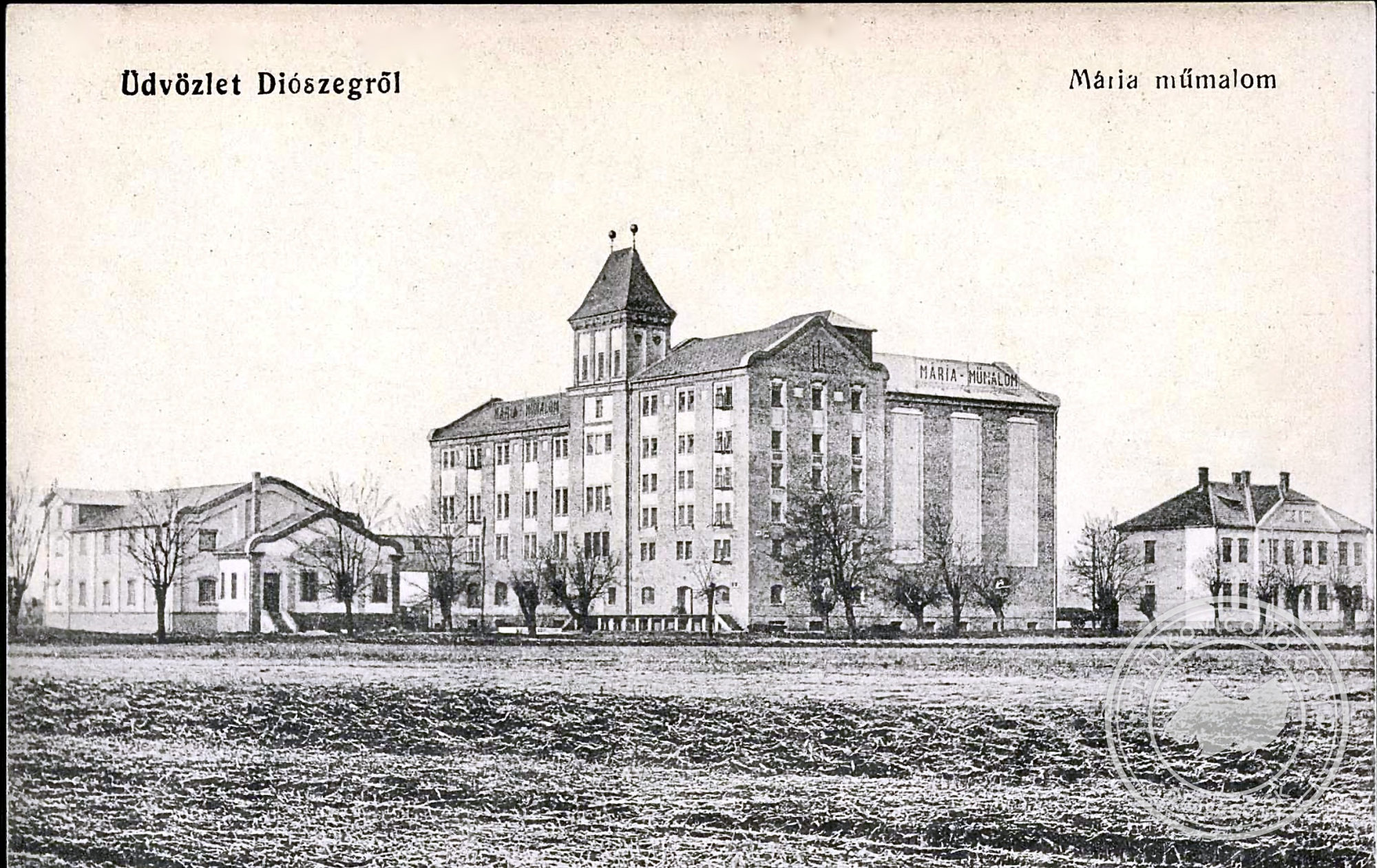 A Mária műmalom a Kosúti úton közvetlenül az építkezés befejezése után, még eredeti formájában, bővítés nélkül és tetőfeliratokkal egy 1912 körüli képeslapon.