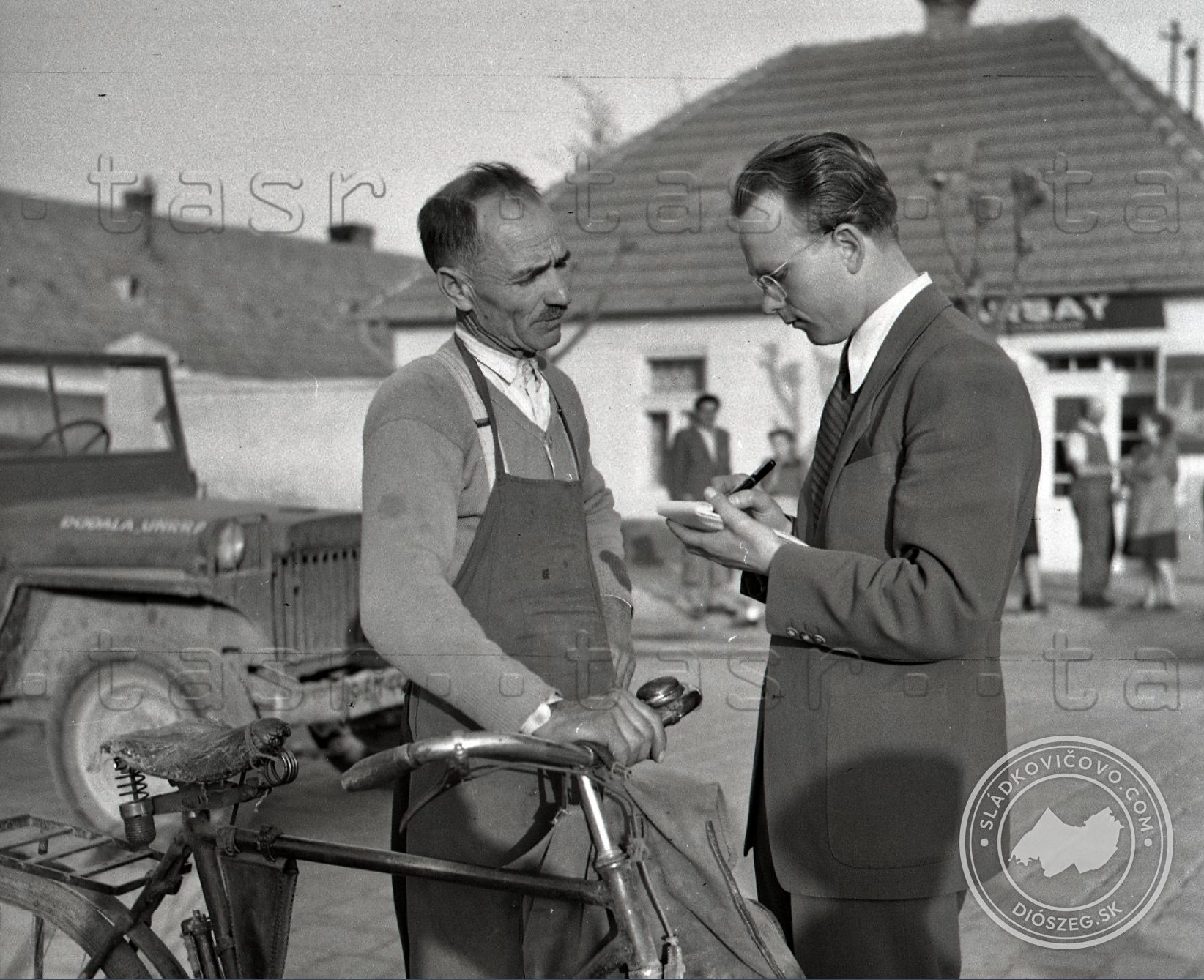 Fénykép, amely 1947-ben készült a téren. A háttérben a Karsay-féle hentesüzlet, balra egy amerikai Willys dzsip.