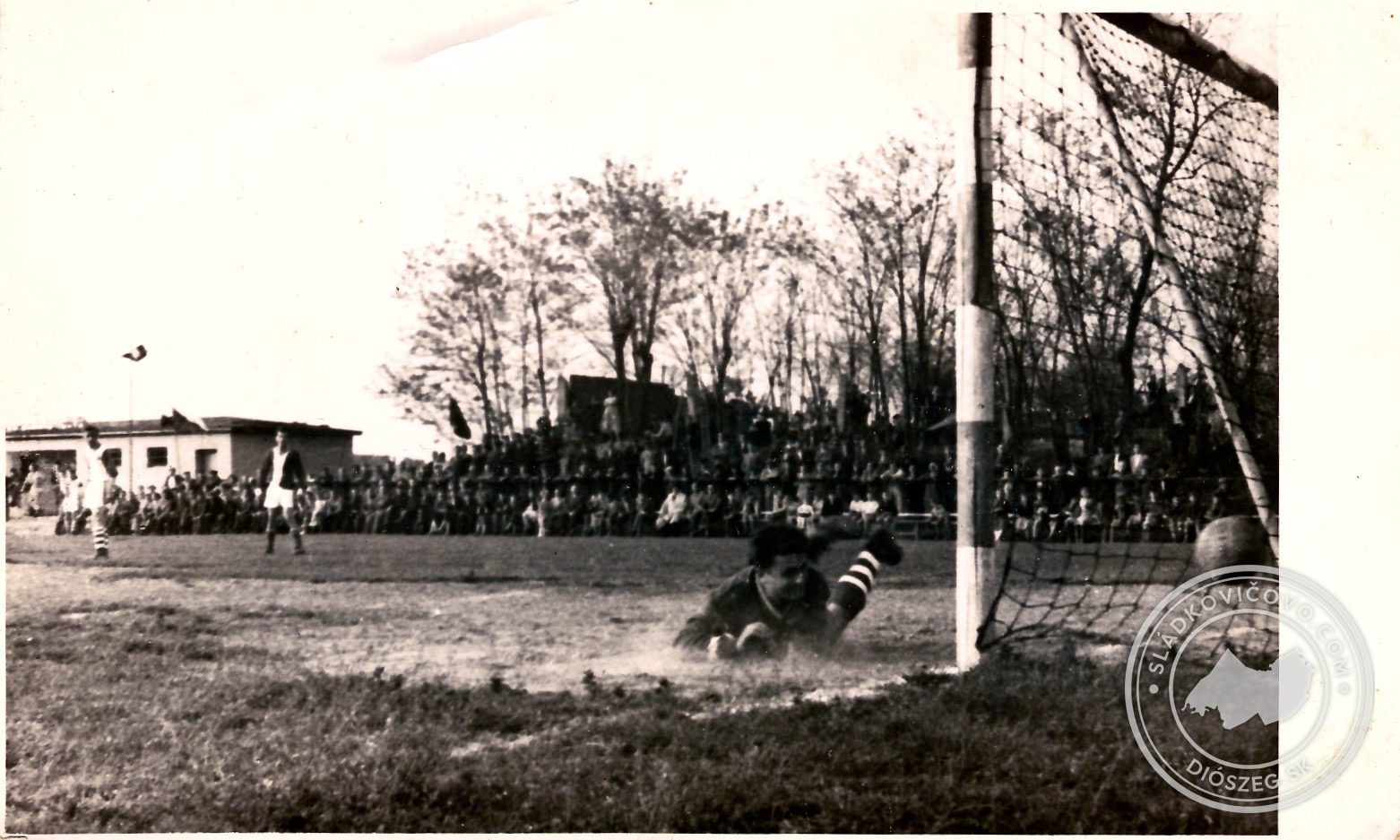 Mellé - Vedľa… A fotós és Džeki (id. Otto Vavrik) akcióban. A 20. század 60-as éveiben a jó futball népes szurkolótábort is vonzott.