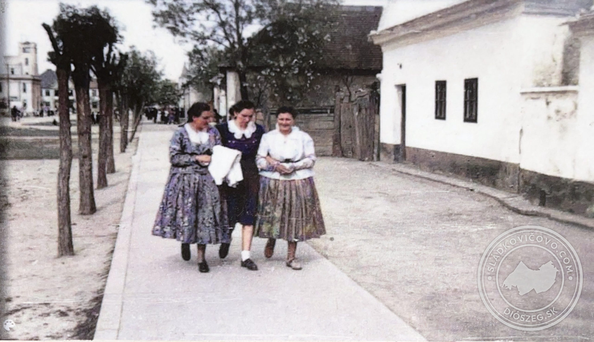 A Fő utca egy része az eredeti beépítéssel egy 1950 körüli színezett fényképen.